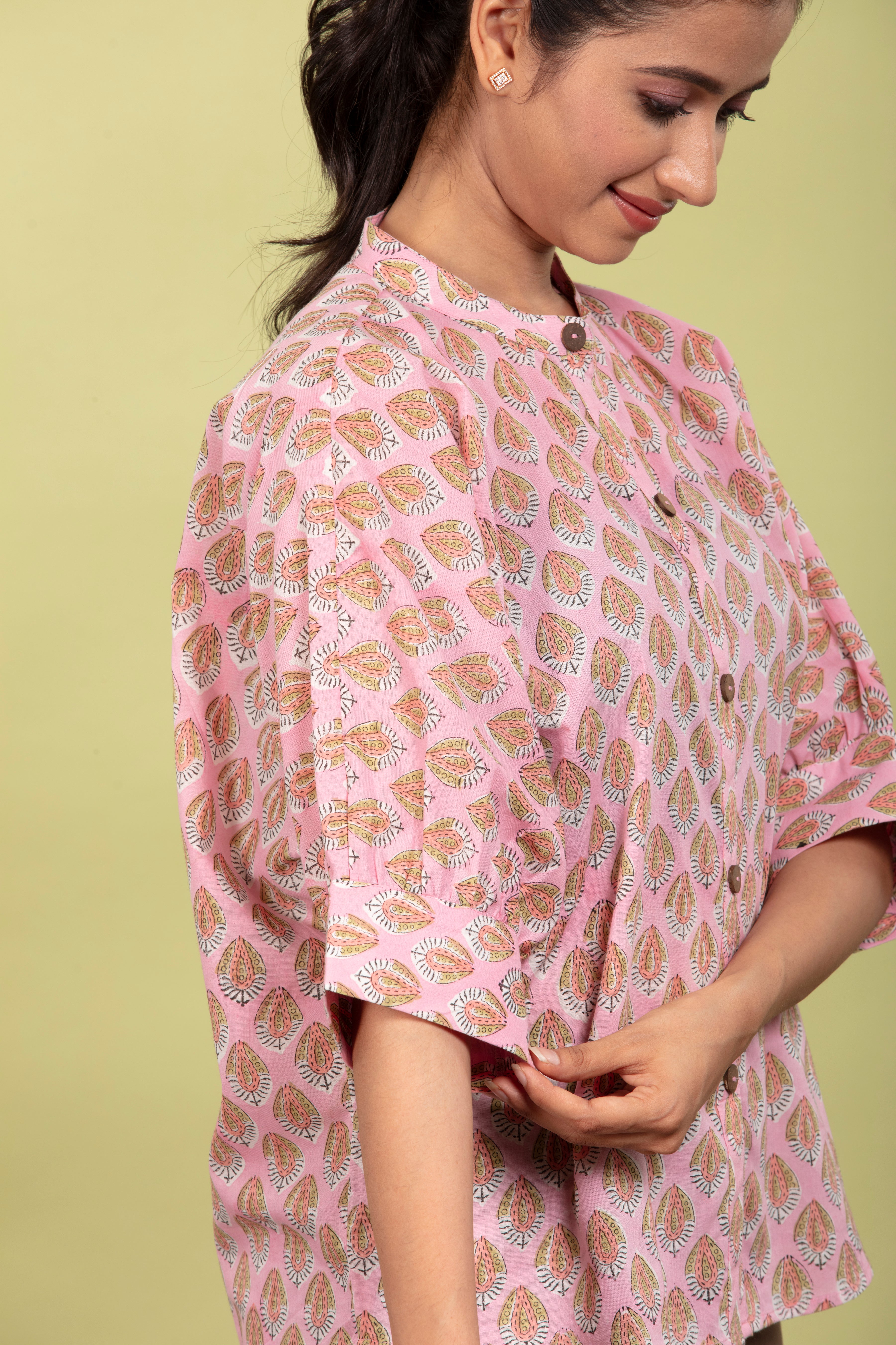 Oversized Top in Cotton with a Soft Pink Block Print, Perfect for Everyday Comfort.