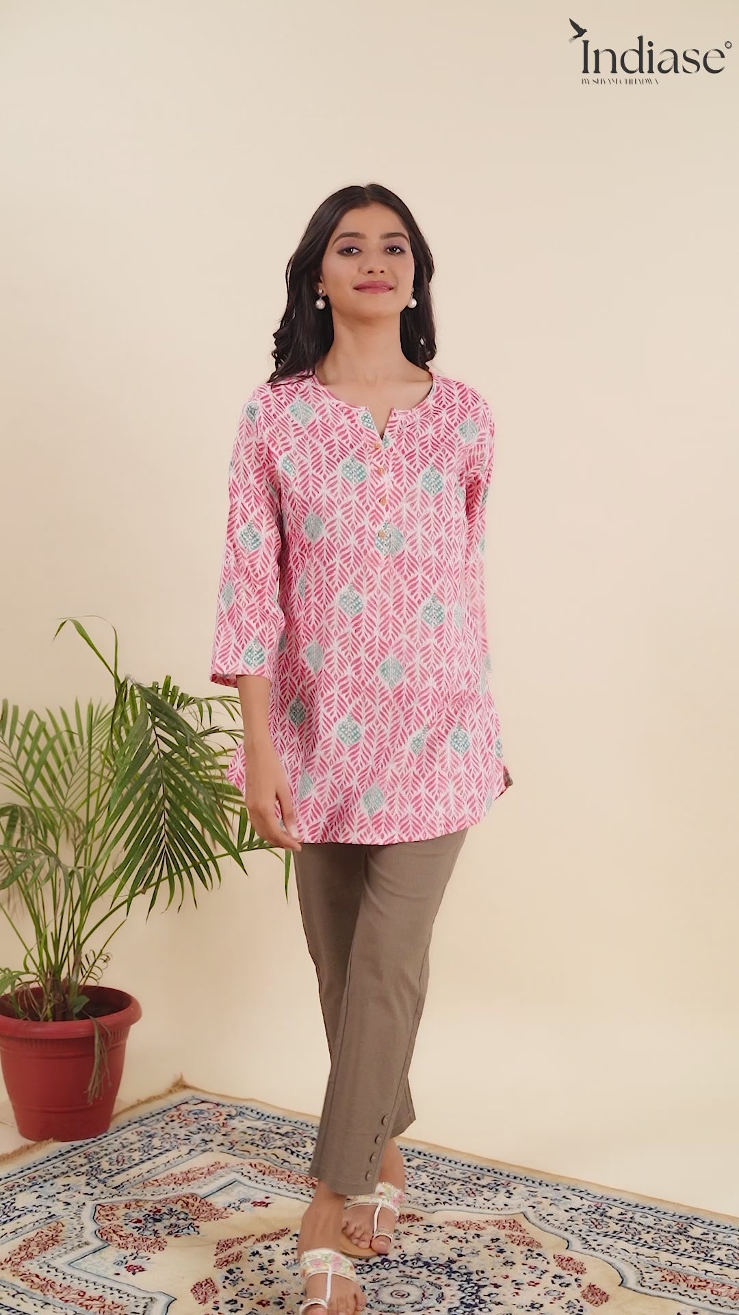 Tunic Top that’s Light, Bright, and Easygoing.